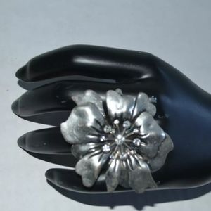 Flower Fashion Ring Silver Metal and Rhinestone.